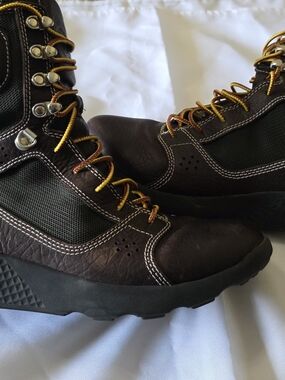 Timberland Brown Leather Hiking Boots with Yellow Accent Laces Men's Size 7.5